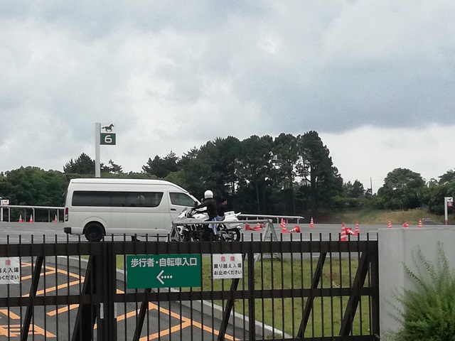 競馬場駐車場 白バイ