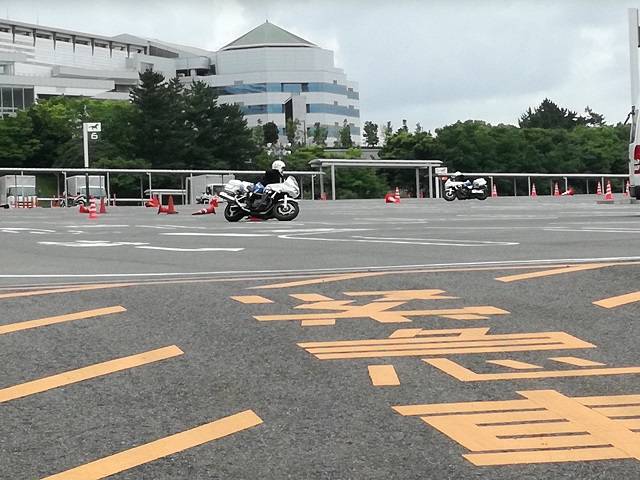 中京競馬場駐車場２ 白バイ