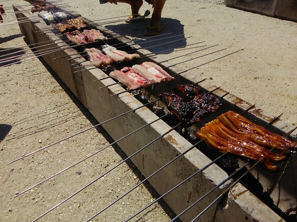 豊明幼稚園で、うなぎ焼く