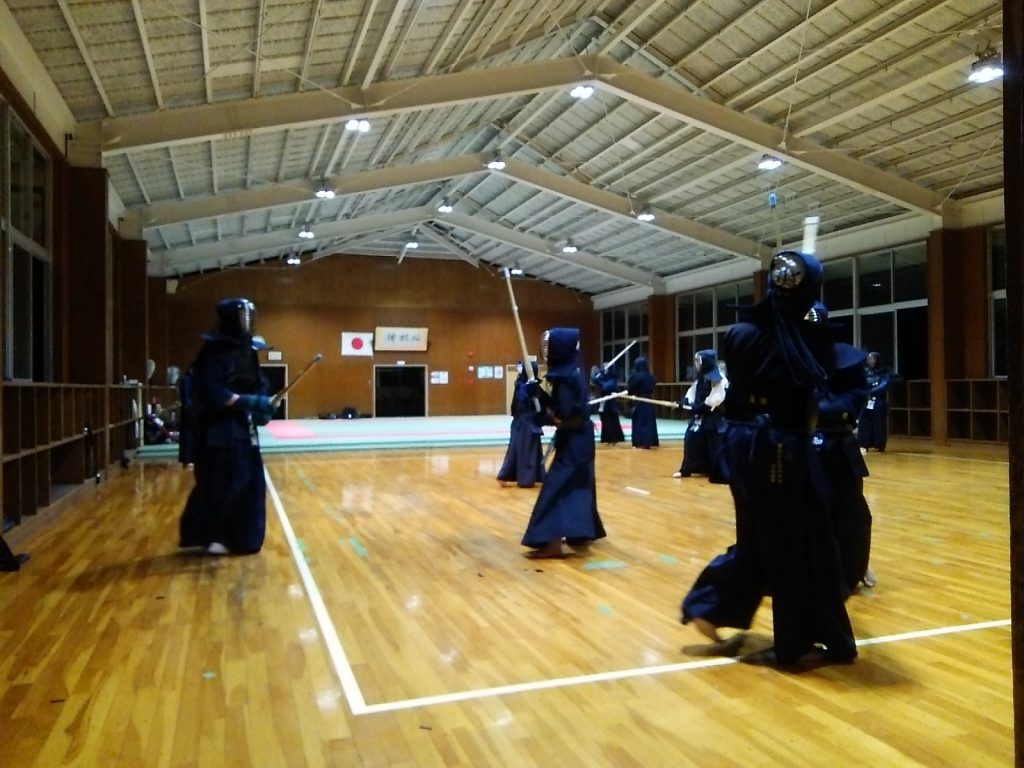 豊明中学校で剣道の練習