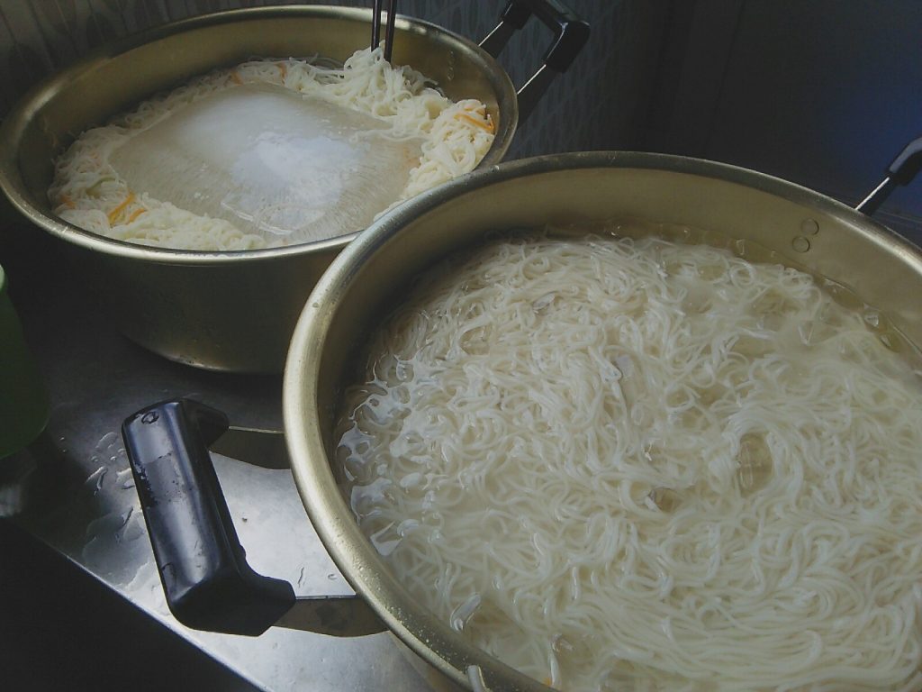 三崎小学校で流しそうめん