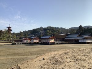 干潮の厳島神社