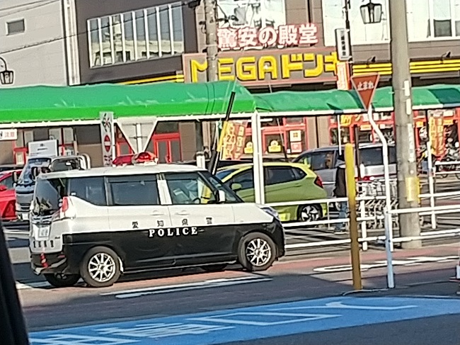 ドンキ豊明店の前のパトカー